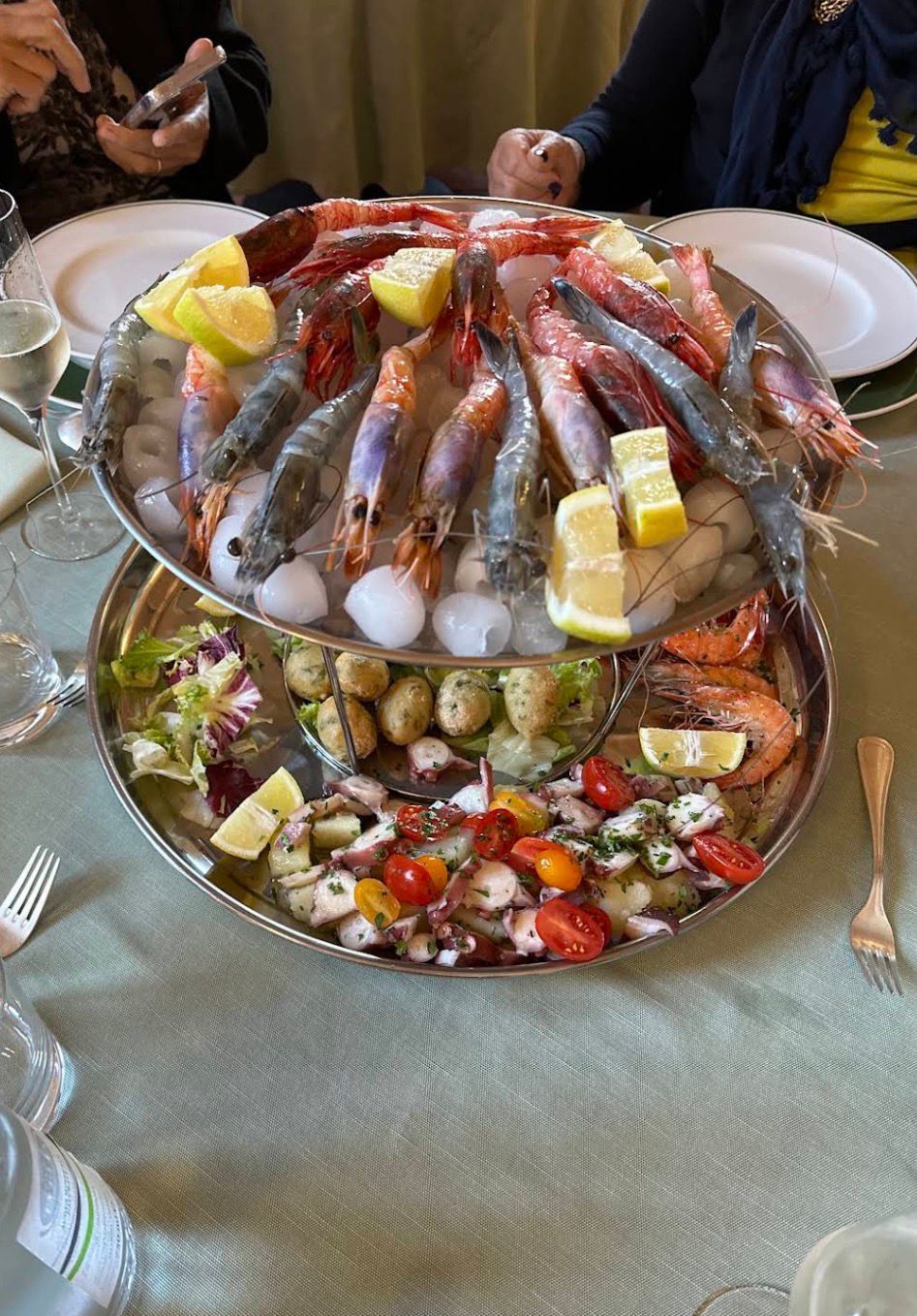 Alzata di crudi e antipasti di mare con gamberi e insalata di polpo